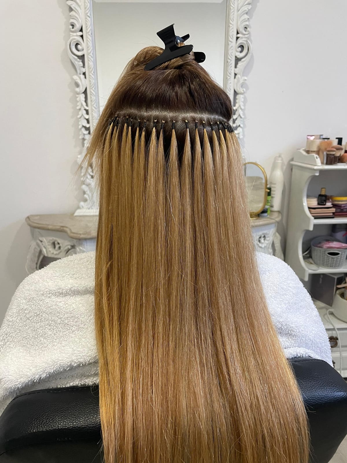 Aplicação de extensões de cabelo fio a fio no estúdio