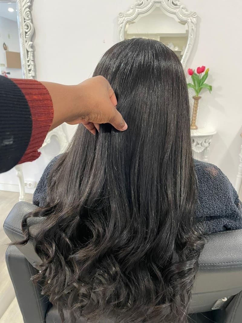 Ajuste de extensões num cabelo escuro ondulado, no estúdio da JL e Extensões