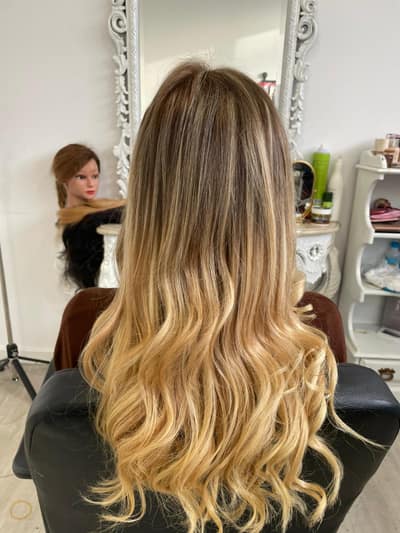 Vídeo de um resultado final de cabelo no estúdio
