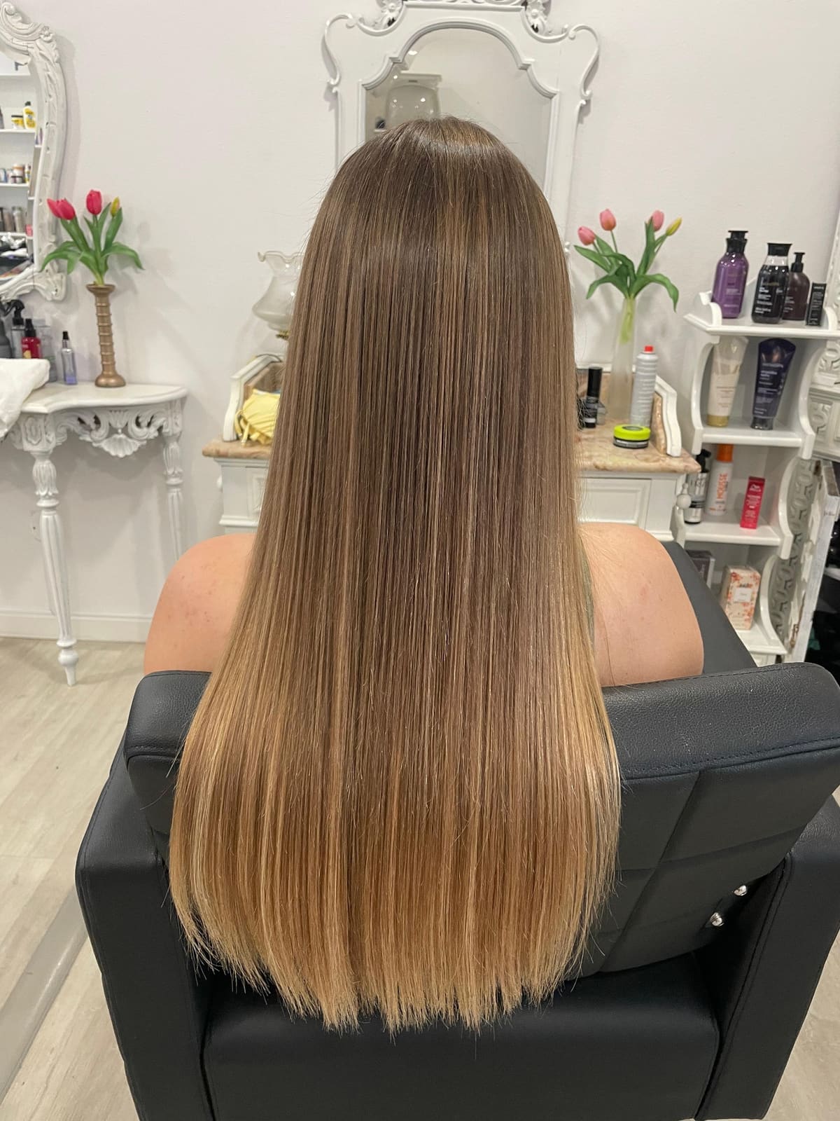 Depois: cabelo comprido e denso com extensões aplicadas