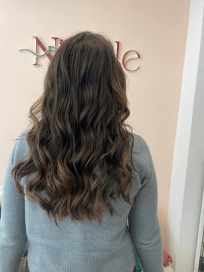Cabelo castanho ondulado com comprimento até meio das costas