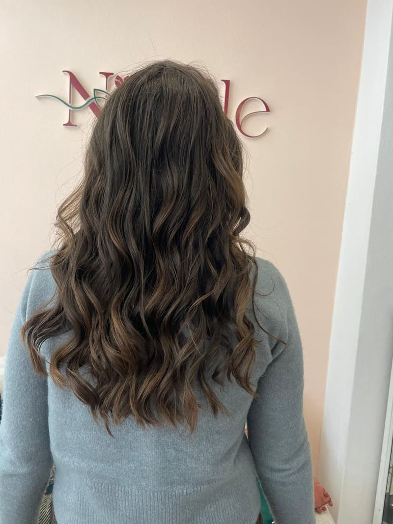 Cabelo ondulado castanho com comprimento e movimento