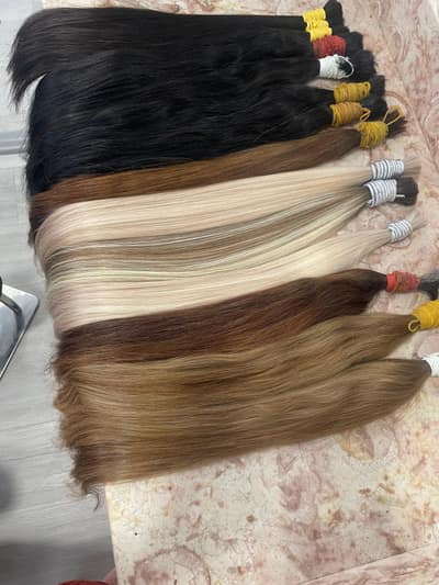 Mechas de cabelo natural em vários tons, alinhadas no balcão