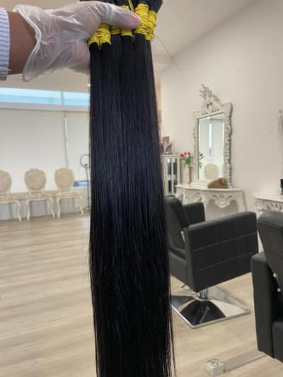 Mechas de cabelo natural preto seguras à mão no estúdio